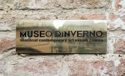 Progetto diòspero: Maurizio Nannucci, targa d’ingresso in ottone del museo,
multiplo 1/9 esemplari. Photo courtesy: Museo d’Inveerno, Siena.