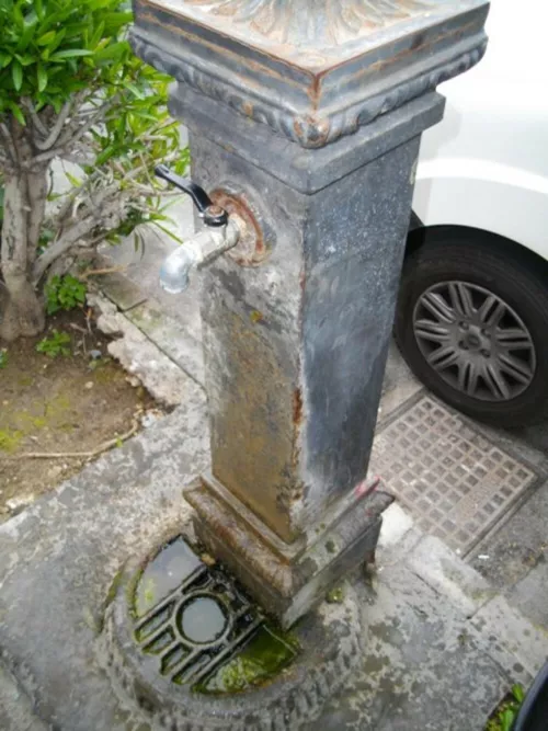 Fontanella di via Picherali Dotata di foggia austera e di un comodo quanto inelegante rubinetto da irrigazione, per la gioia di grandi e piccini questa fontanella verrà presto sostituita da una ben più performante Fountain-O-Matic a gettoni.